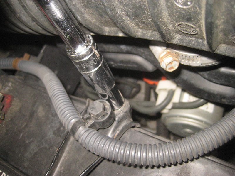 20032008HondaPilot12VAutomotiveBatteryReplacementGuide007