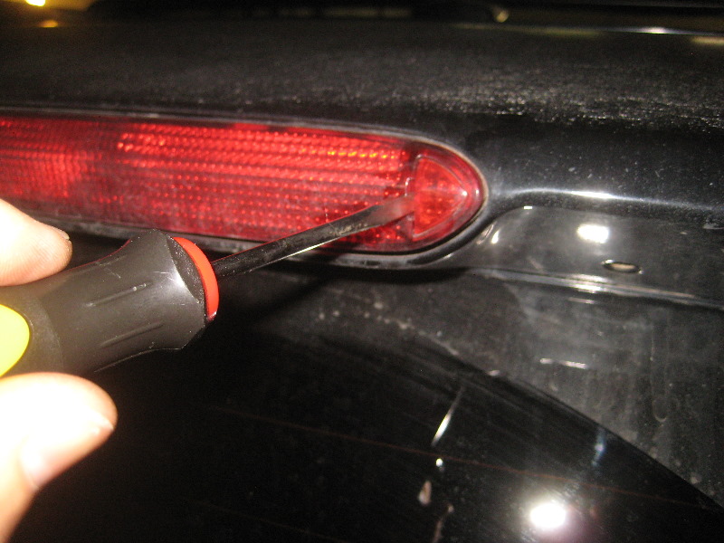 20032008HondaPilotThirdBrakeLightBulbReplacementGuide003