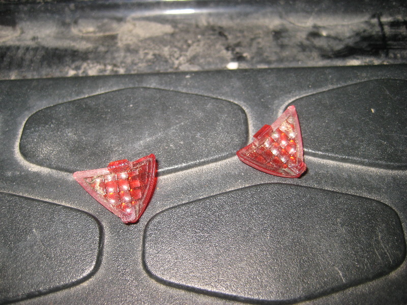 2003-2008-Honda-Pilot-Third-Brake-Light-Bulb-Replacement-Guide-006