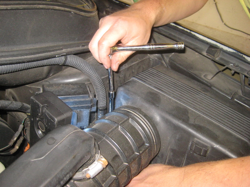 2003-2008-Honda-Pilot-Engine-Air-Filter-Replacement-Guide-006