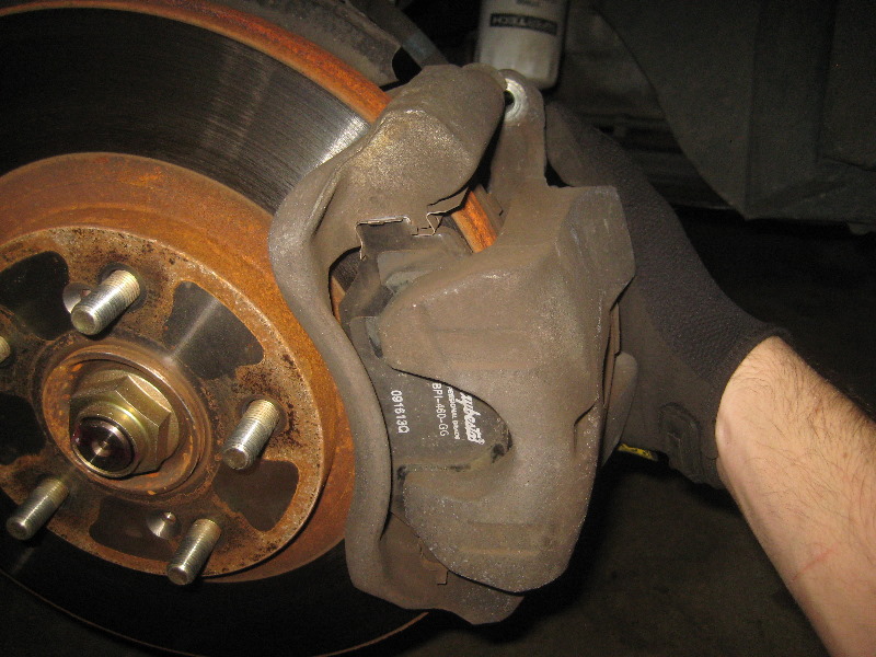 2003-2008-Honda-Pilot-Front-Brake-Pads-Replacement-Guide-011