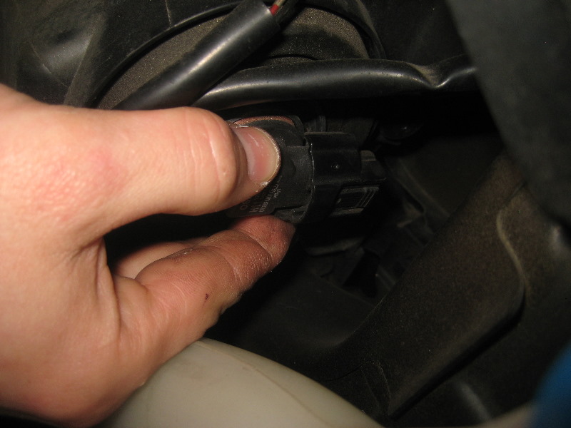 2003-2008-Honda-Pilot-Headlight-Bulbs-Replacement-Guide-004