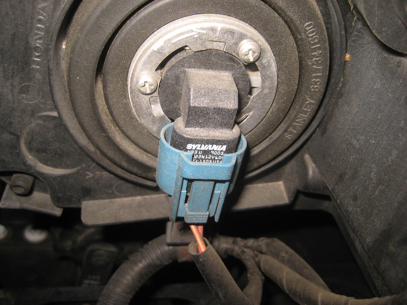 2003-2008-Honda-Pilot-Headlight-Bulbs-Replacement-Guide-014