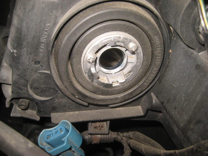 2003-2008-Honda-Pilot-Headlight-Bulbs-Replacement-Guide-020