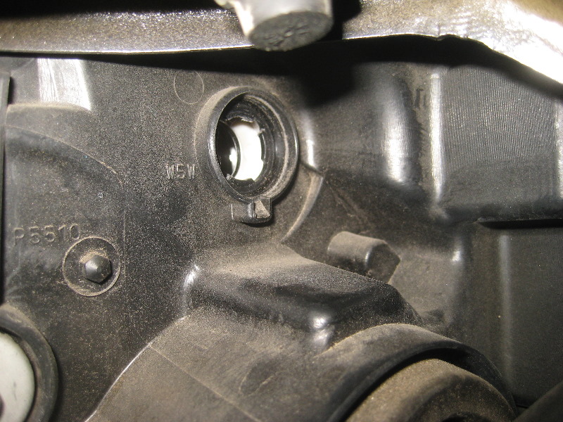 2003-2008-Honda-Pilot-Headlight-Bulbs-Replacement-Guide-027