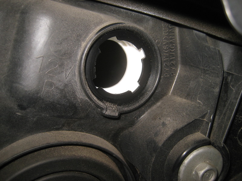 2003-2008-Honda-Pilot-Headlight-Bulbs-Replacement-Guide-032