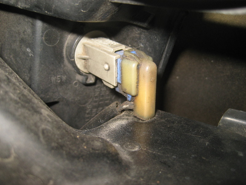 2003-2008-Honda-Pilot-Headlight-Bulbs-Replacement-Guide-035