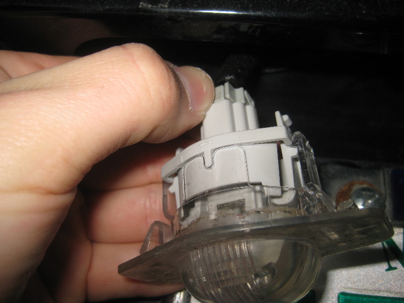 2003-2008-Honda-Pilot-License-Plate-Light-Bulbs-Replacement-Guide-004