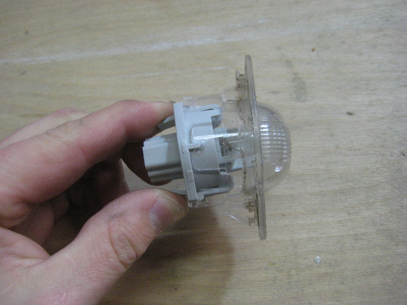 2003-2008-Honda-Pilot-License-Plate-Light-Bulbs-Replacement-Guide-006