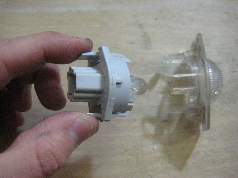 2003-2008-Honda-Pilot-License-Plate-Light-Bulbs-Replacement-Guide-007