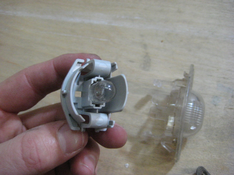 2003-2008-Honda-Pilot-License-Plate-Light-Bulbs-Replacement-Guide-008