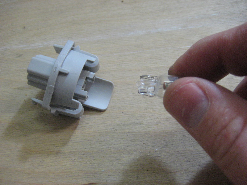 2003-2008-Honda-Pilot-License-Plate-Light-Bulbs-Replacement-Guide-009