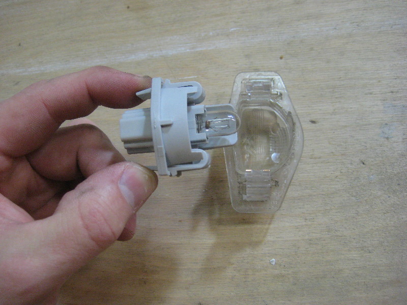 2003-2008-Honda-Pilot-License-Plate-Light-Bulbs-Replacement-Guide-011