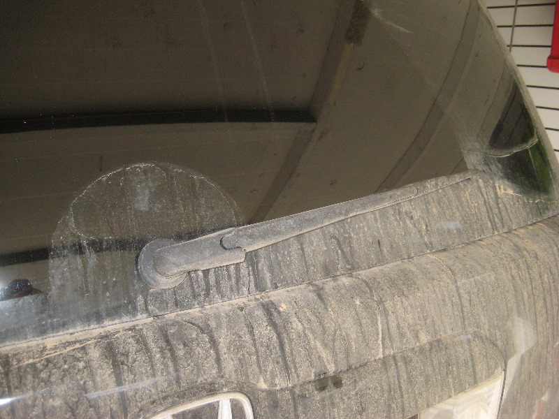 2003-2008-Honda-Pilot-Rear-Wiper-Blade-Replacement-Guide-001