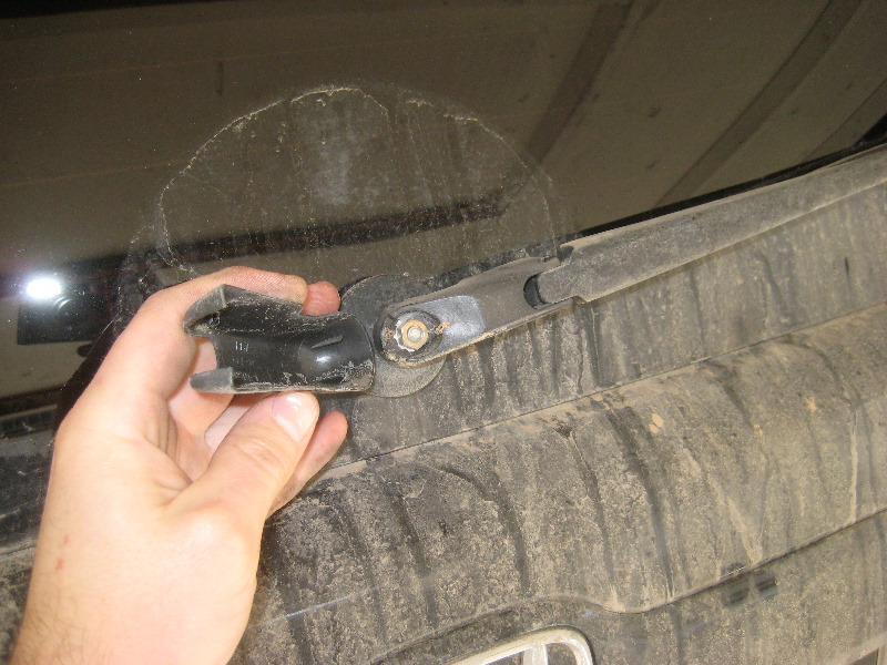 20032008HondaPilotRearWiperBladeReplacementGuide002