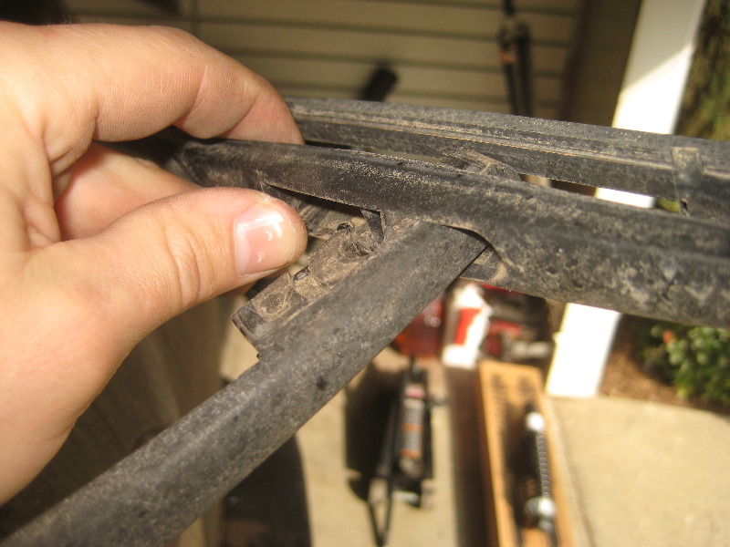 2003-2008-Honda-Pilot-Rear-Wiper-Blade-Replacement-Guide-006