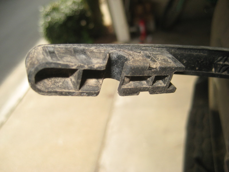 2003-2008-Honda-Pilot-Rear-Wiper-Blade-Replacement-Guide-008