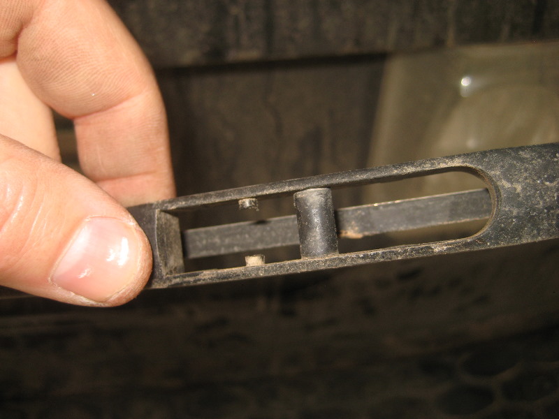 2003-2008-Honda-Pilot-Rear-Wiper-Blade-Replacement-Guide-009