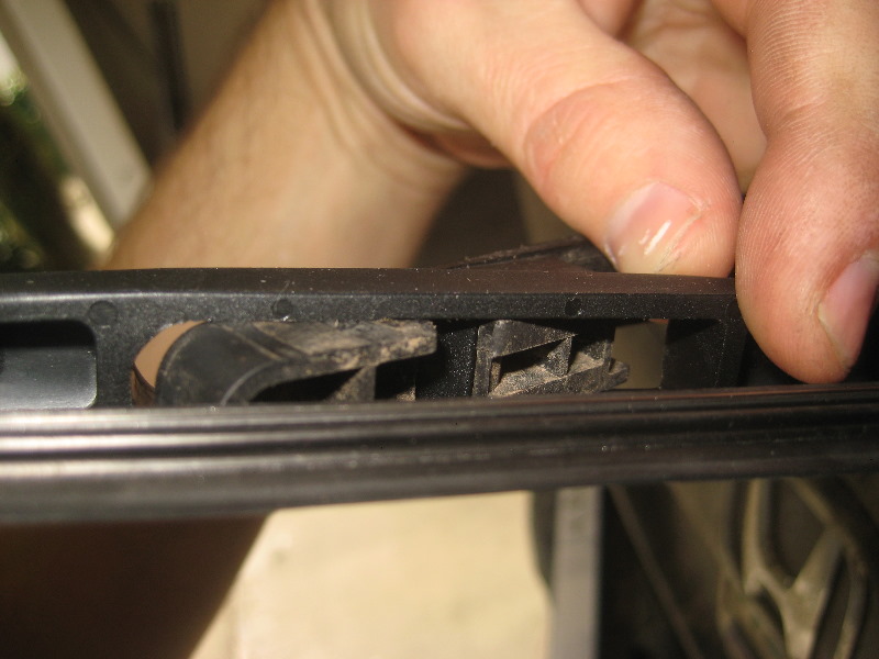 2003-2008-Honda-Pilot-Rear-Wiper-Blade-Replacement-Guide-012