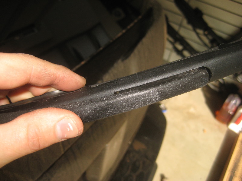 20032008HondaPilotRearWiperBladeReplacementGuide013