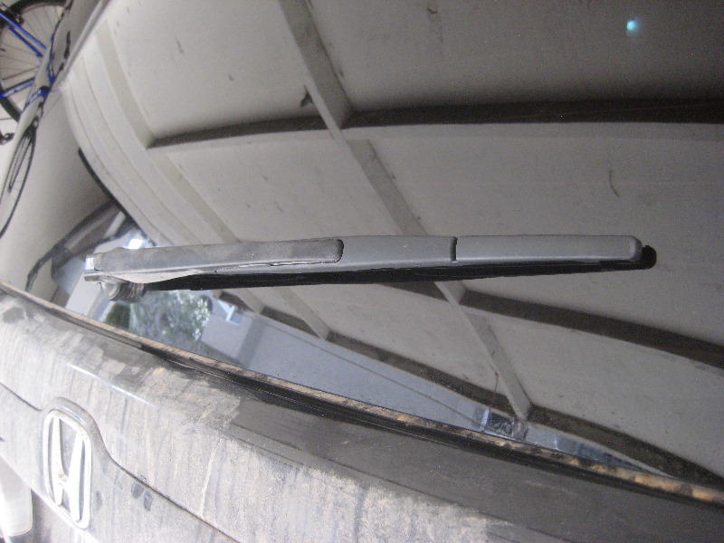 2003-2008-Honda-Pilot-Rear-Wiper-Blade-Replacement-Guide-014