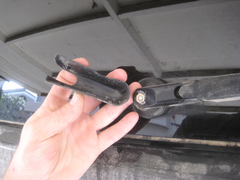 2003-2008-Honda-Pilot-Rear-Wiper-Blade-Replacement-Guide-015