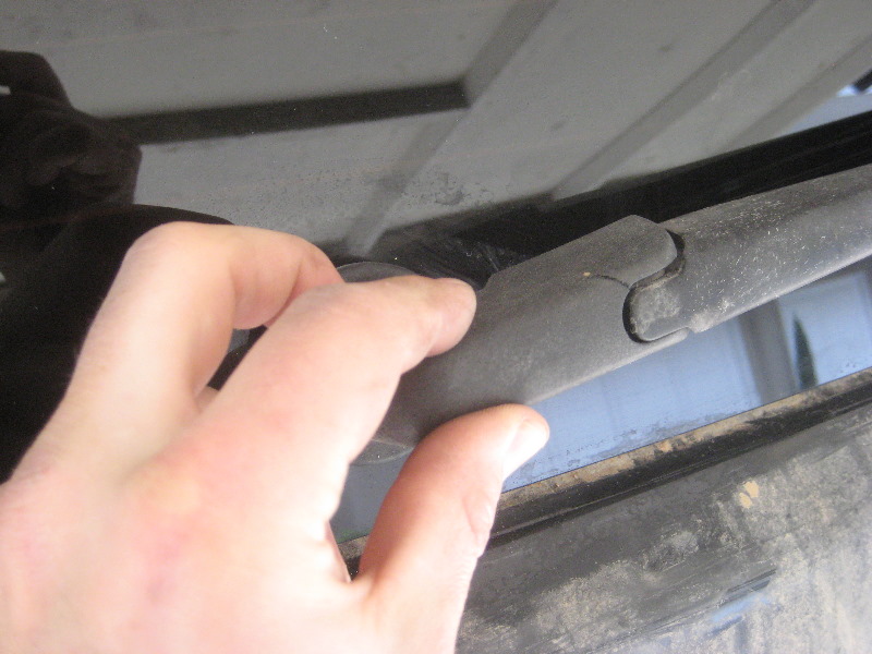 2003-2008-Honda-Pilot-Rear-Wiper-Blade-Replacement-Guide-016