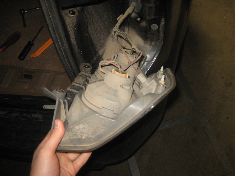 2003-2008-Honda-Pilot-Tail-Light-Bulbs-Replacement-Guide-008