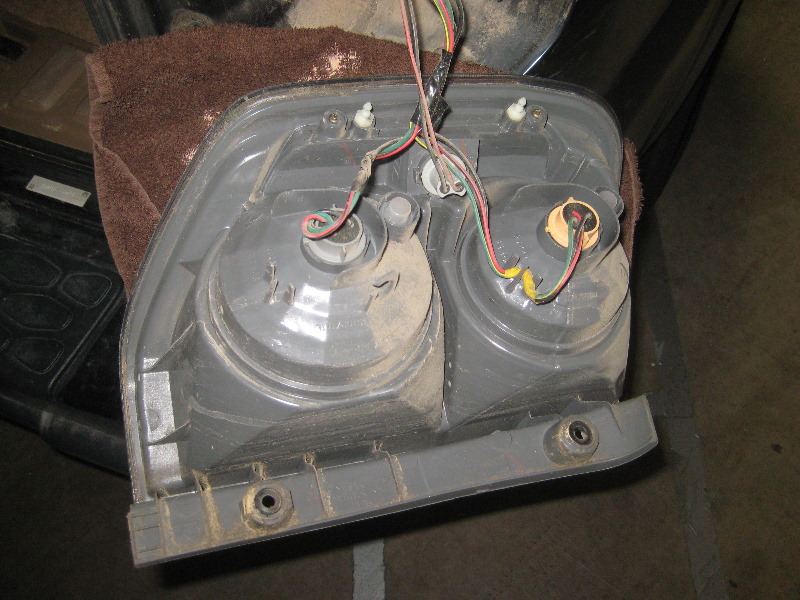 2003-2008-Honda-Pilot-Tail-Light-Bulbs-Replacement-Guide-009