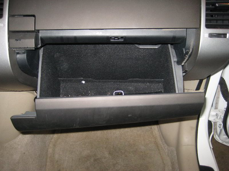 2004-2009-Toyota-Prius-Cabin-Air-Filter-Replacement-Guide-002