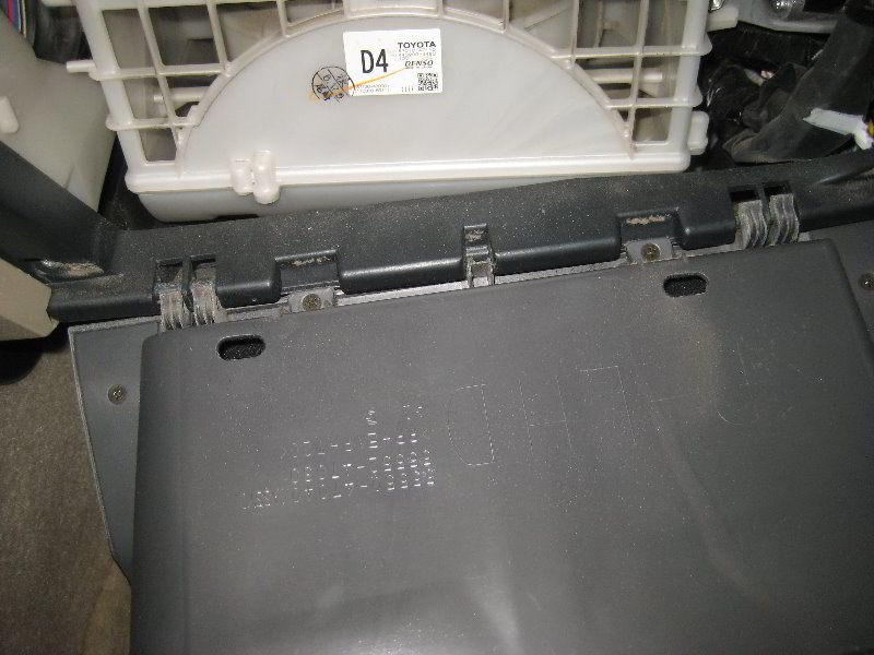 2004-2009-Toyota-Prius-Cabin-Air-Filter-Replacement-Guide-018