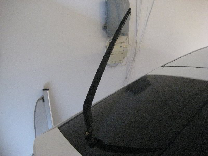 2004-2009-Toyota-Prius-Rear-Window-Wiper-Blade-Replacement-Guide-004