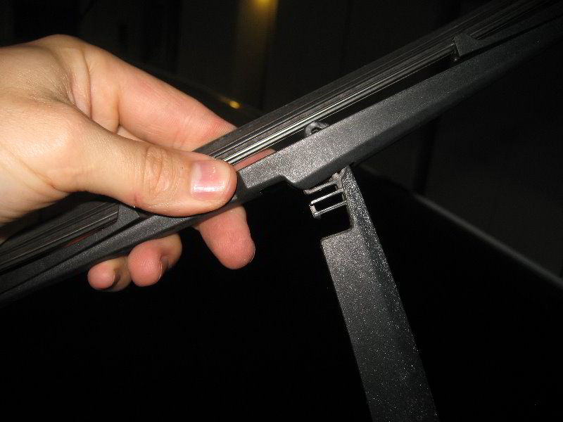 2004-2009-Toyota-Prius-Rear-Window-Wiper-Blade-Replacement-Guide-010