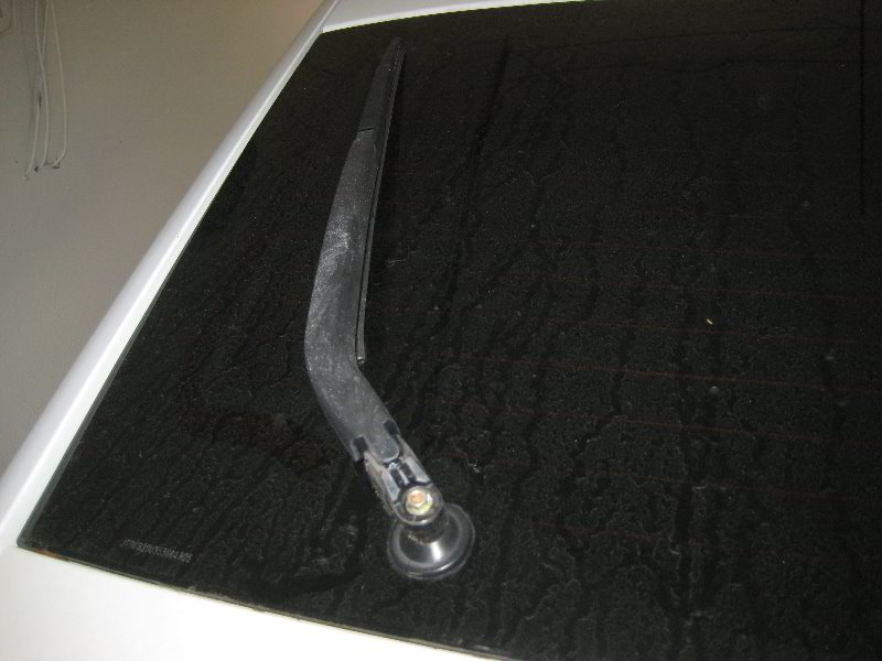 2004-2009-Toyota-Prius-Rear-Window-Wiper-Blade-Replacement-Guide-013