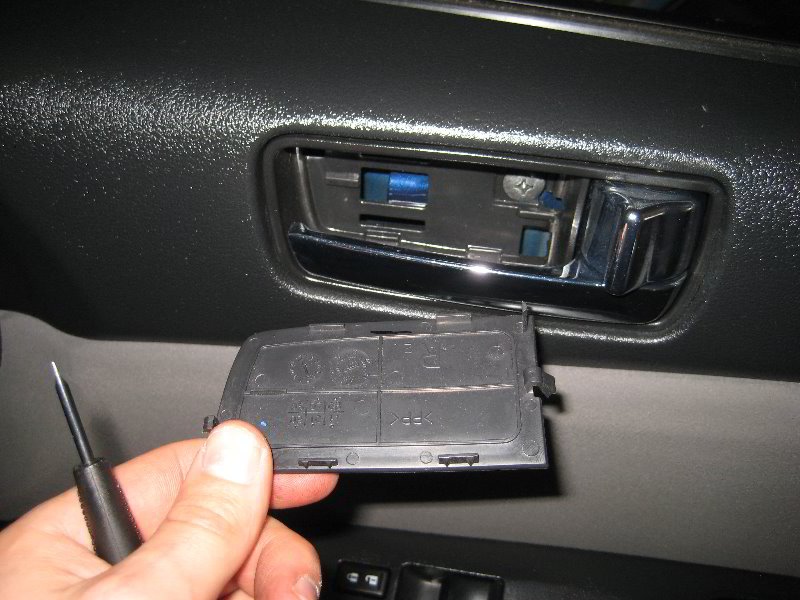 2007-2012-Nissan-Sentra-Interior-Door-Panel-Removal-Guide-003