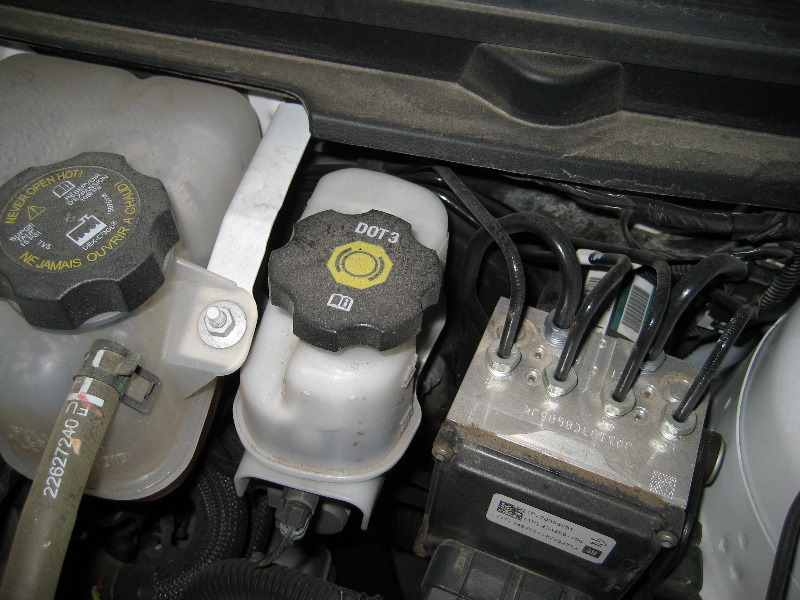 20082012GMChevyMalibuFrontBrakePadsReplacementGuide023