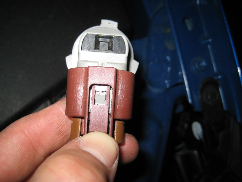 2009-2013-Toyota-Corolla-Headlight-Bulbs-Replacement-Guide-007