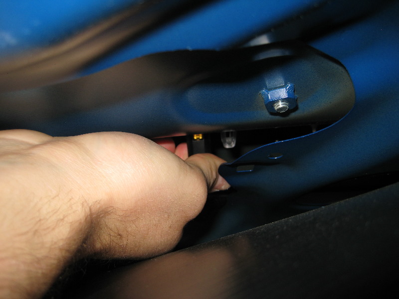 2009-2013-Toyota-Corolla-License-Plate-Light-Bulbs-Replacement-Guide-006