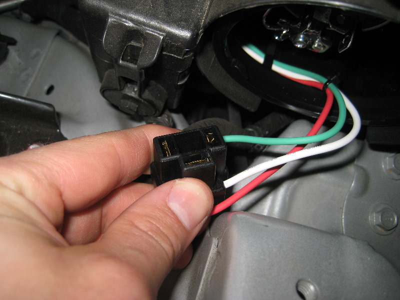 20112015HyundaiAccentHeadlightBulbsReplacementGuide006