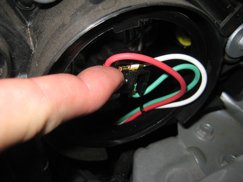 20112015HyundaiAccentHeadlightBulbsReplacementGuide017