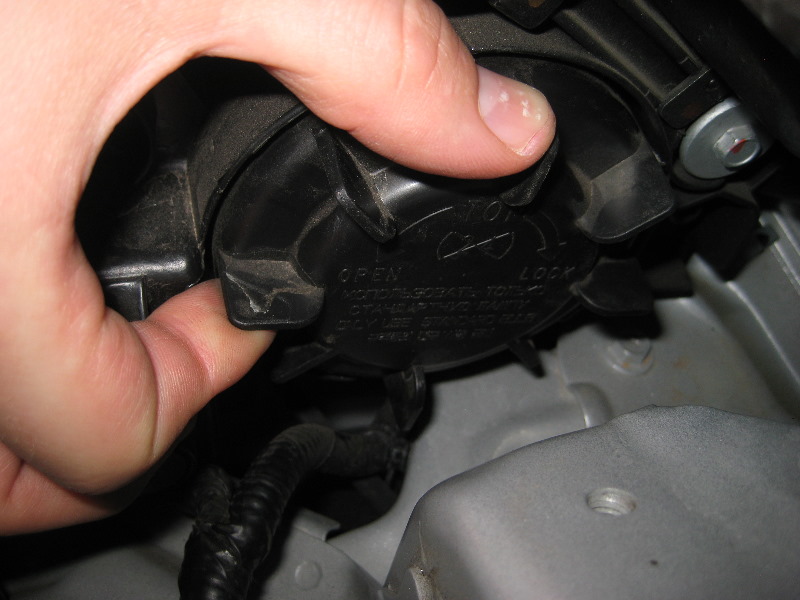 2011-2015-Hyundai-Accent-Headlight-Bulbs-Replacement-Guide-018