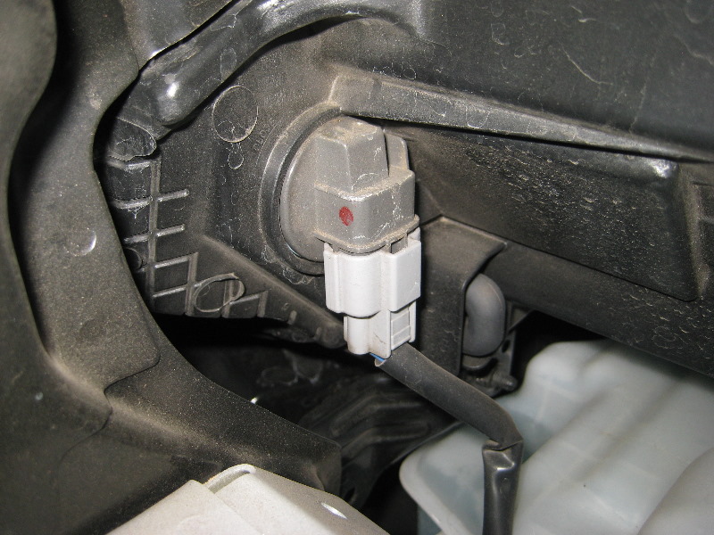 2011-2015-Hyundai-Accent-Headlight-Bulbs-Replacement-Guide-020