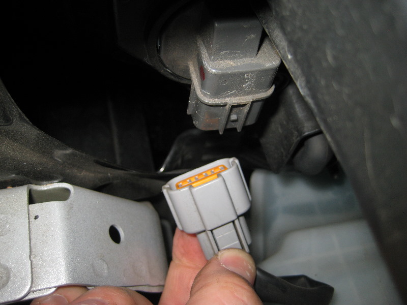 2011-2015-Hyundai-Accent-Headlight-Bulbs-Replacement-Guide-021