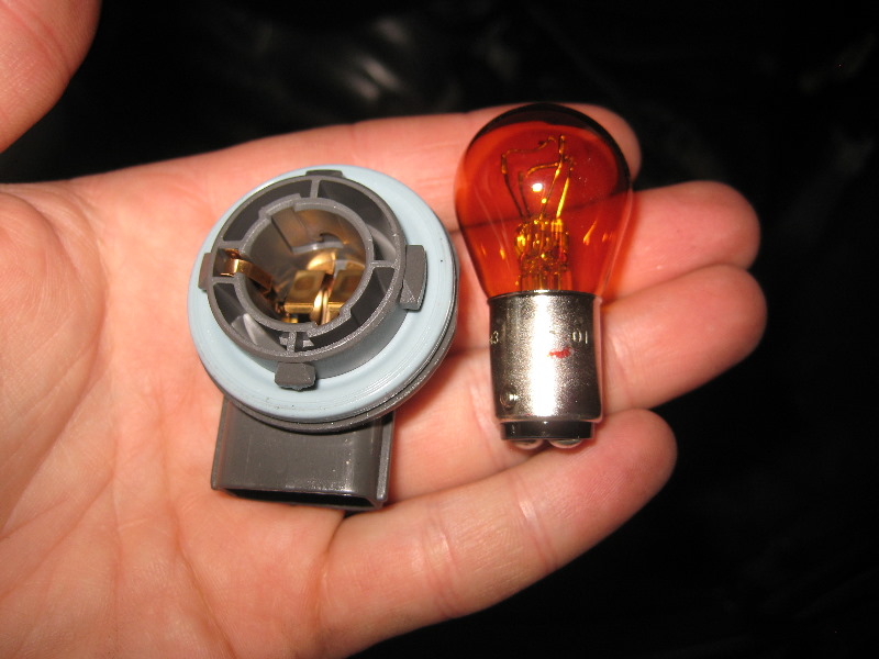 20112015HyundaiAccentHeadlightBulbsReplacementGuide024
