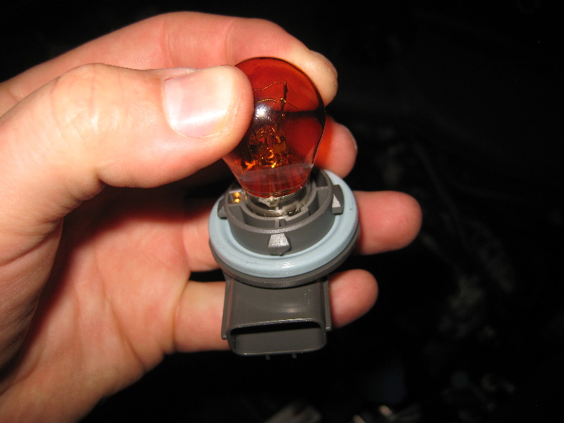 20112015HyundaiAccentHeadlightBulbsReplacementGuide025