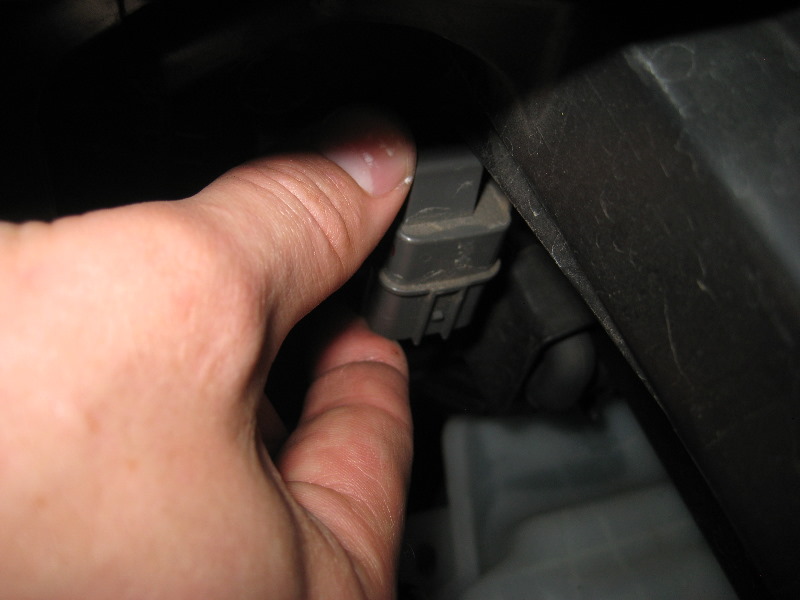 2011-2015-Hyundai-Accent-Headlight-Bulbs-Replacement-Guide-027