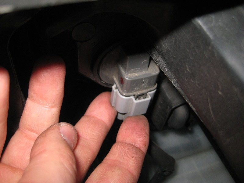 2011-2015-Hyundai-Accent-Headlight-Bulbs-Replacement-Guide-028