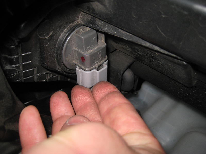 2011-2015-Hyundai-Accent-Headlight-Bulbs-Replacement-Guide-030