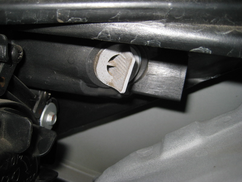 2011-2015-Hyundai-Accent-Headlight-Bulbs-Replacement-Guide-032