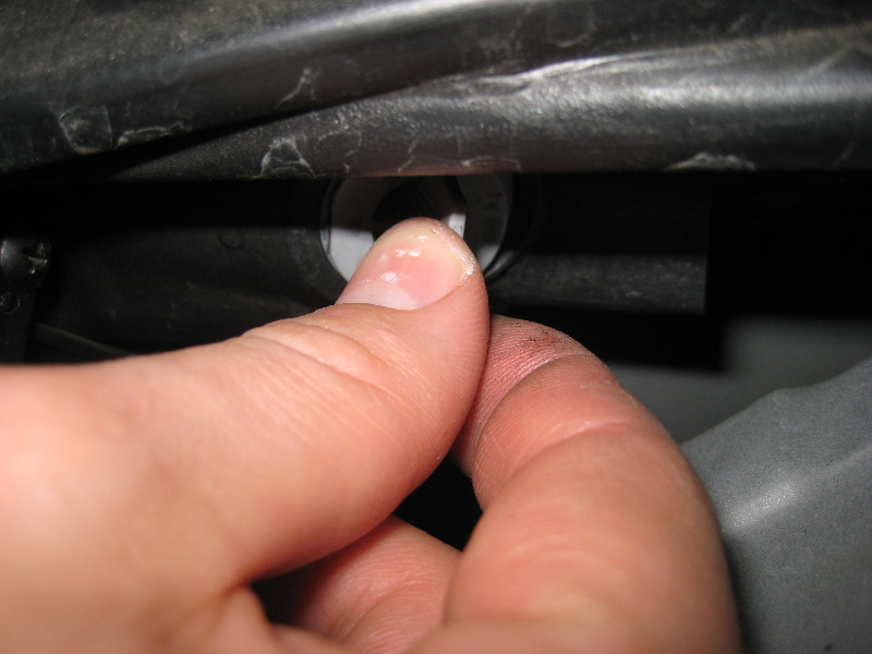 2011-2015-Hyundai-Accent-Headlight-Bulbs-Replacement-Guide-037